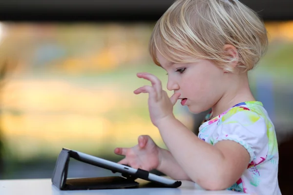 Niña jugando con la tableta PC — Foto de Stock