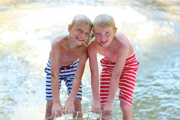 Två pojkar har roligt på sommaren pool — Stockfoto