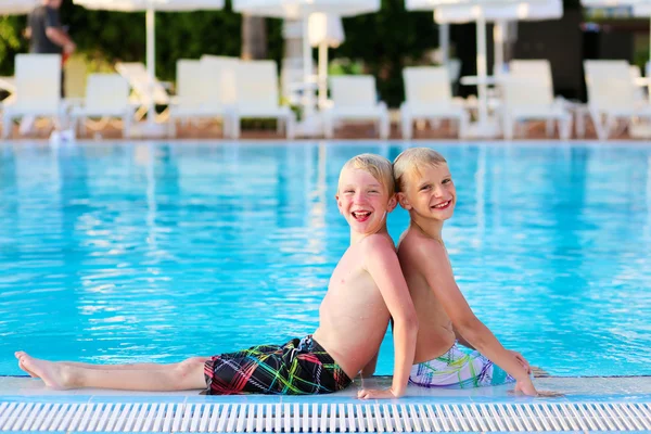 Dos chicos se divierten en la piscina de verano — Foto de Stock