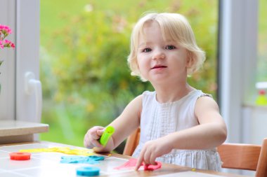 Hamuru kurabiye yapma yürümeye başlayan çocuk kız