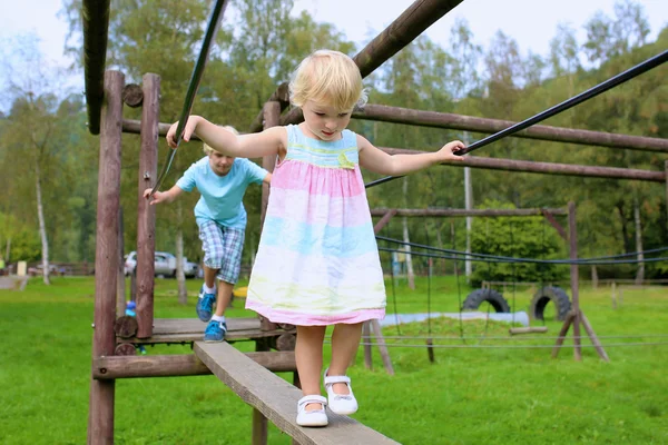 Peuter meisje plezier op Speeltuin — Stockfoto