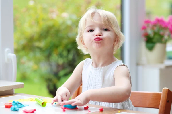 Peuter meisje maken van plasticine cookies — Stockfoto