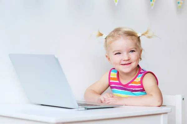 Meisje spelen met laptop — Stockfoto