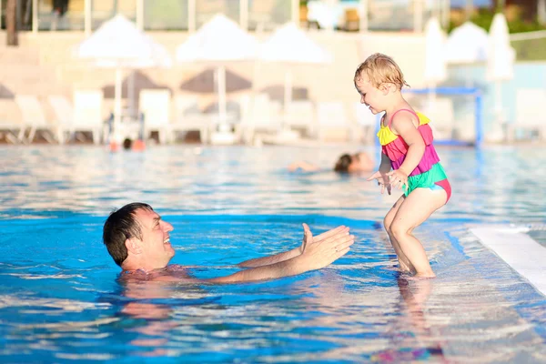 Far och dotter ha roligt i poolen — Stockfoto