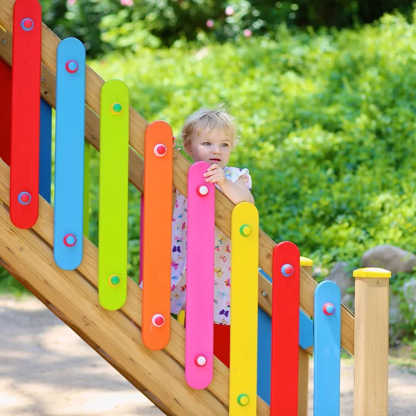 Kleines Mädchen auf buntem Spielplatz — Stockfoto