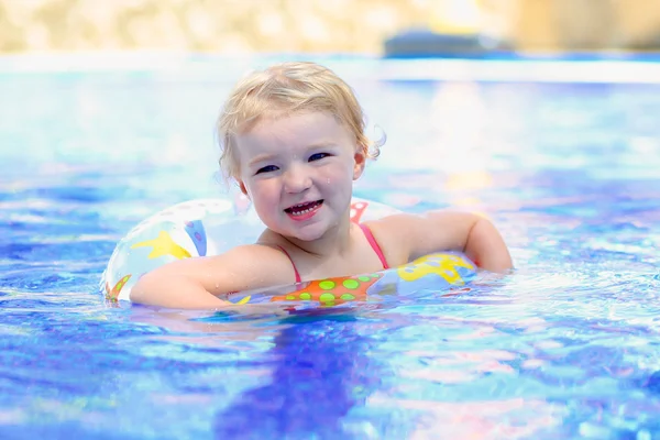 Liten flicka simma i poolen på resort — Stockfoto