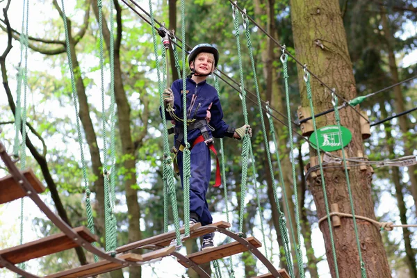 Abenteuerlustiger Junge klettert im Park — Stockfoto