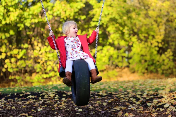 Petite fille jouit d'une journée ensoleillée dans le parc — Photo