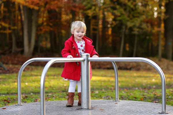 Lilla flickan har solig dag i parken — Stockfoto