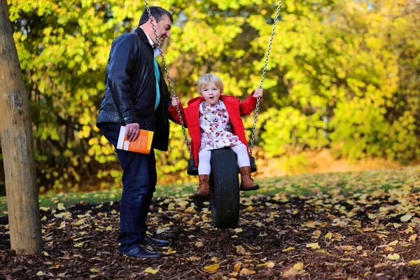 Vater und Tochter auf Spielplatz — Stockfoto