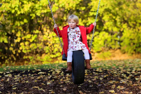 La bambina gode di una giornata di sole nel parco — Foto Stock