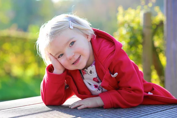 La bambina gode di una giornata di sole nel parco — Foto Stock