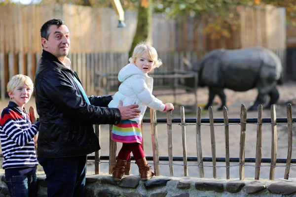 Padre con niños divirtiéndose en el zoológico —  Fotos de Stock