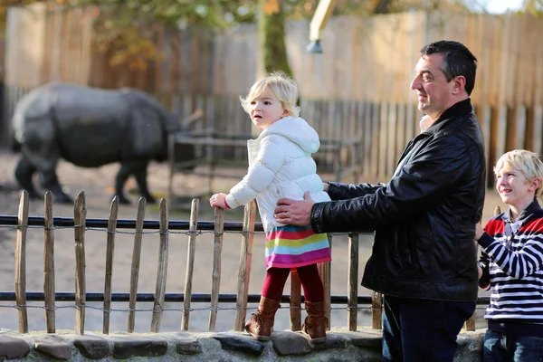 Vater mit Kindern hat Spaß im Zoo — Stockfoto