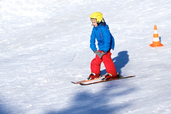 Lycklig pojke njuter skidskola i Alpine resort — Stockfoto