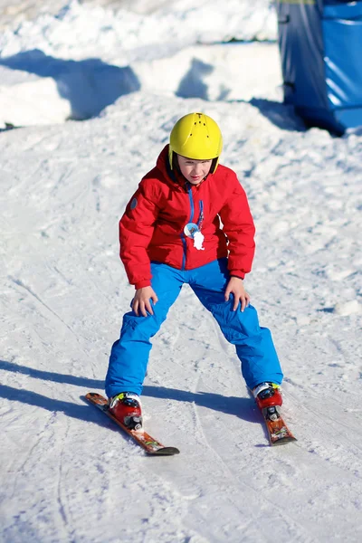 Joyeux garçon appréciant l'école de ski dans la station alpine — Photo