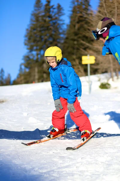 Lycklig pojke njuter skidskola i Alpine resort — Stockfoto