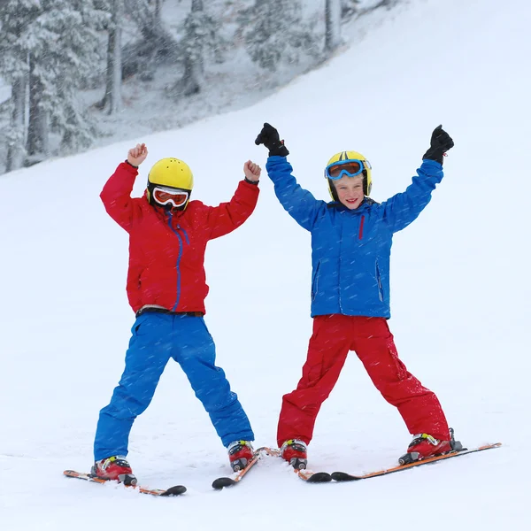 Deux garçons heureux skient dans les Alpes — Photo