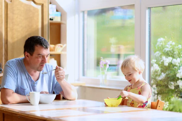 Father and daughter having breakfast together — Stock Photo, Image