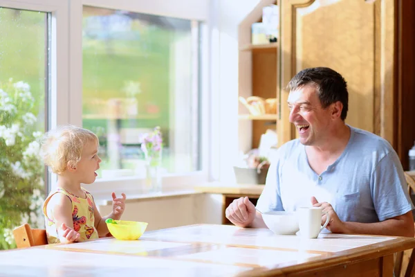 Far och dotter ha frukost tillsammans — Stockfoto