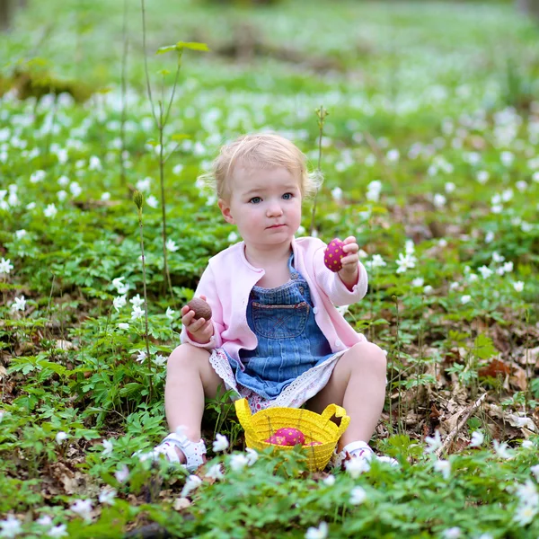 Bambina che raccoglie uova di Pasqua nella foresta — Foto Stock