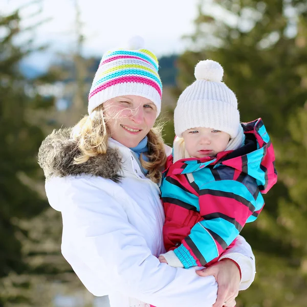 Мать и дочь зимой на альпийском курорте — стоковое фото