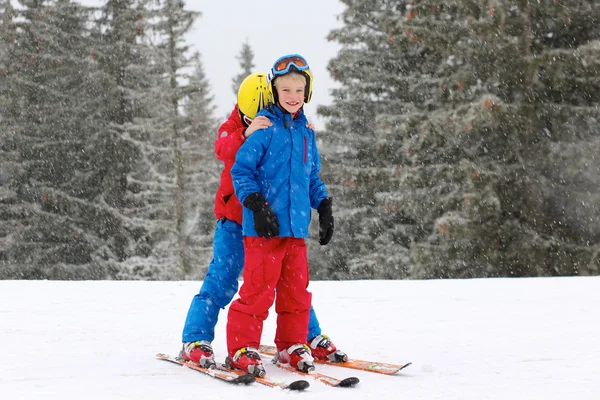 Dois meninos felizes esquiando nos Alpes — Fotografia de Stock