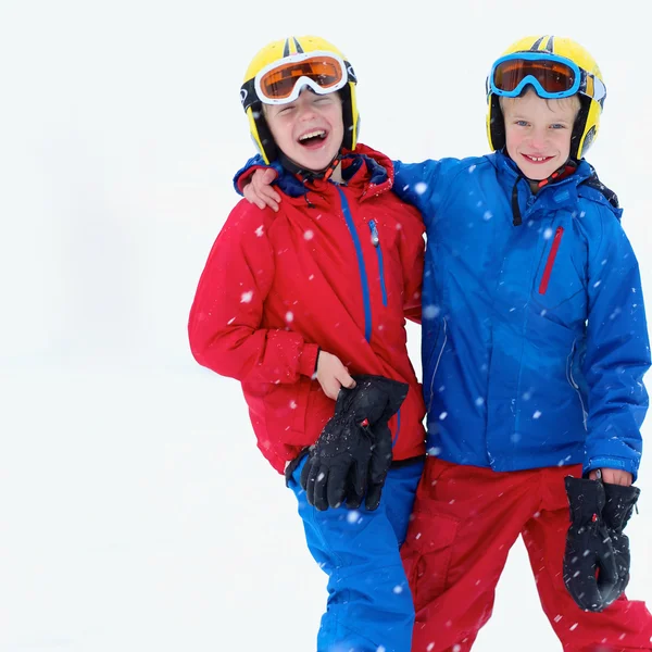 Два счастливых мальчика катаются на лыжах в Альпах — стоковое фото