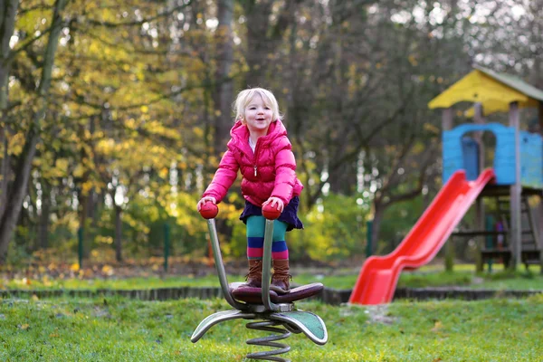 Preschooler dívka na hřišti — Stock fotografie