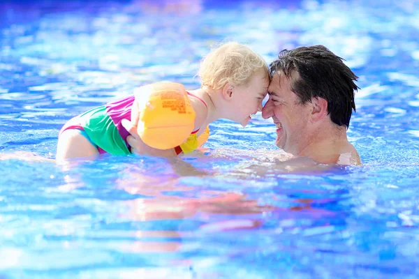 Vader en dochter zwemmen in het zwembad — Stockfoto
