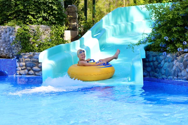 Garçon heureux dans le parc aquatique — Photo