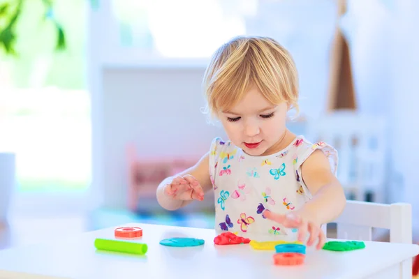 Preschooler κορίτσι παίζει με πλαστελίνη — Φωτογραφία Αρχείου