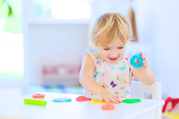 Preschooler dívka si hraje s plastelínou — Stock fotografie