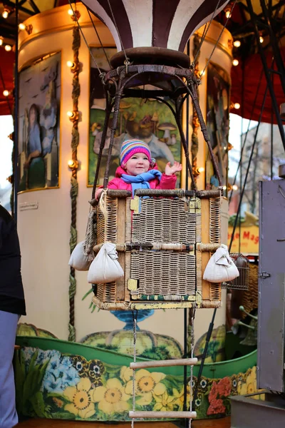 Weinig meisje genieten van merry-go-round — Stockfoto