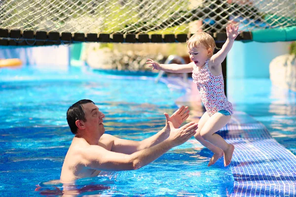 Padre con hija pequeña en la piscina — Foto de Stock