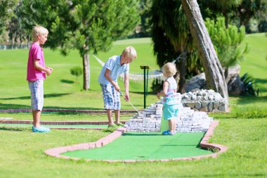 Çocuklar oynarken mini golf açık havada grup