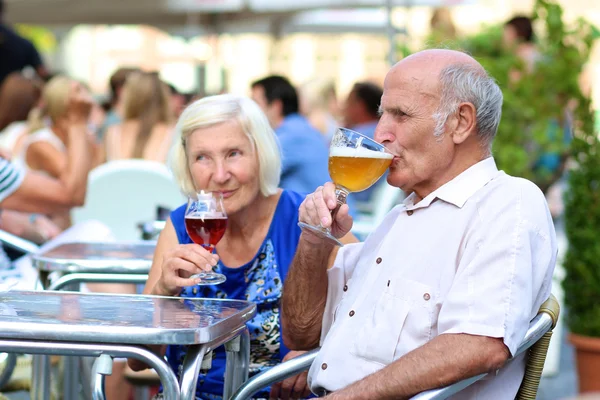 Seniorenpaar entspannt im Café — Stockfoto