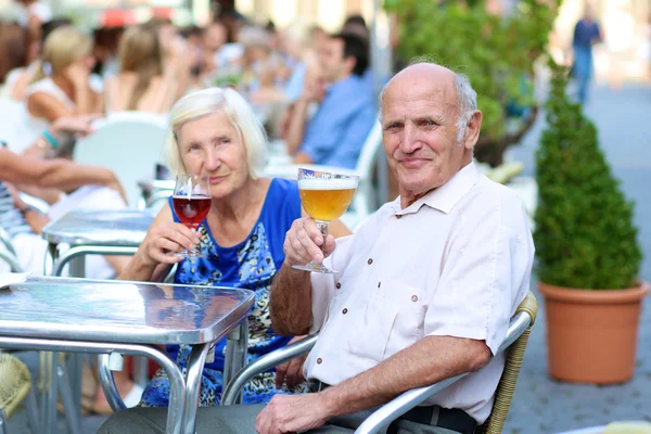 Старшая пара отдыхает в кафе — стоковое фото