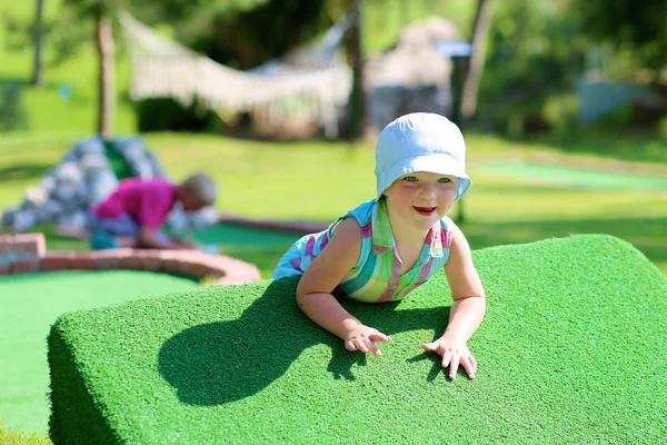 Grupo de crianças jogando mini golfe ao ar livre — Fotografia de Stock