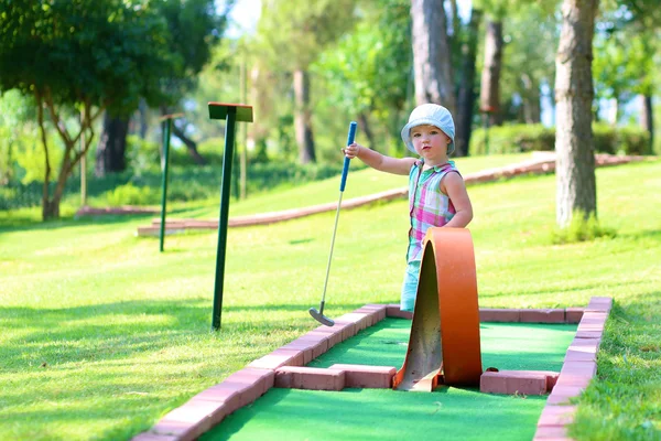 Kicsi lány, játék mini golf szabadban — Stock Fotó