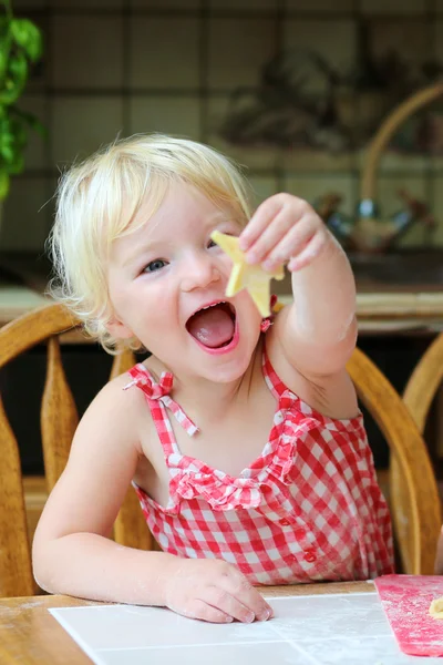 Malá holčička připravovat soubory cookie — Stock fotografie