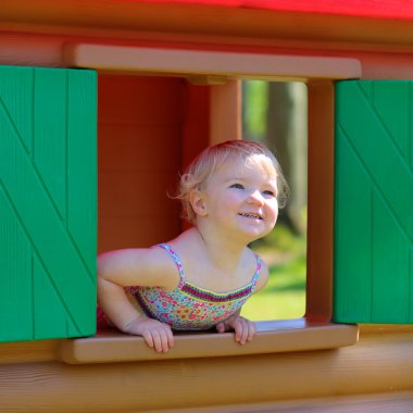 Mutlu küçük kız Playhouse gizleme