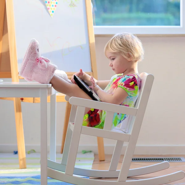 Fille d'âge préscolaire en utilisant tablette PC à la maison ou à l'école — Photo