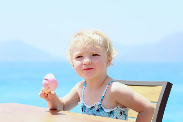 Petite fille mangeant de la glace en plein air — Photo