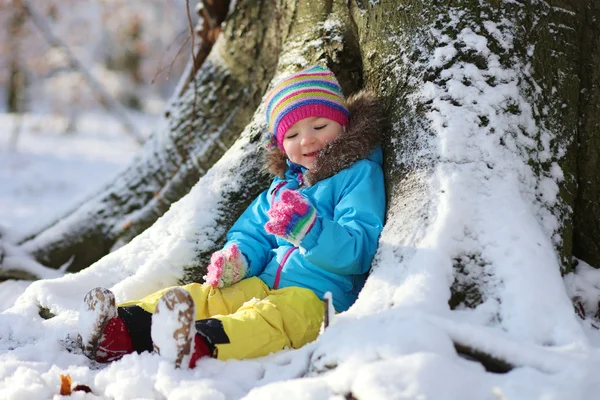 Liten flicka som leker på vintern forest — Stockfoto