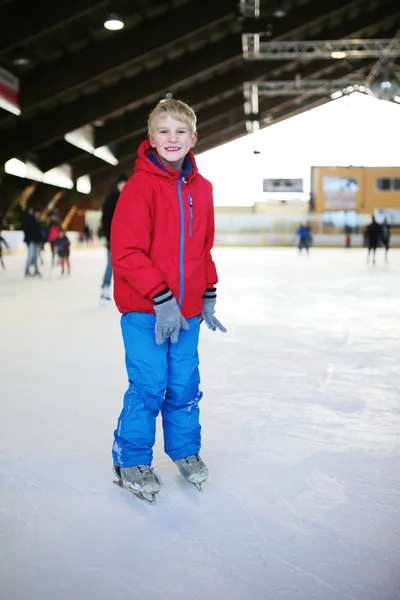 Feliz chico de la escuela divirtiéndose en pista de patinaje sobre hielo —  Fotos de Stock