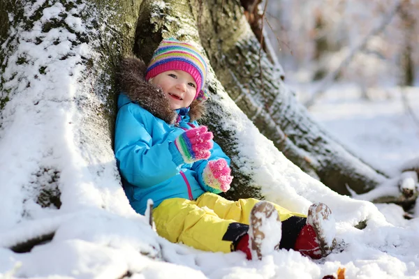 Little girl playing at winter forest — Stock Photo, Image