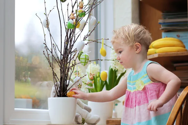 Little girl decoration home for Easter — Stock Photo, Image