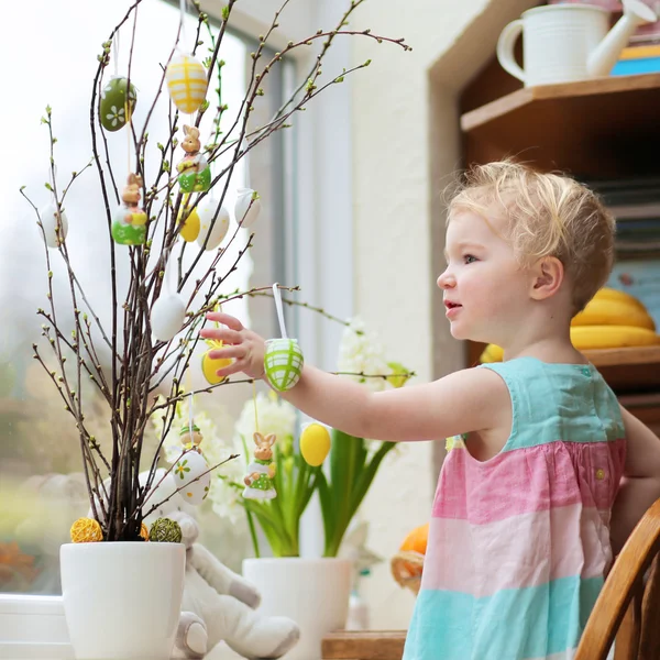 Bambina decorazione casa per Pasqua — Foto Stock