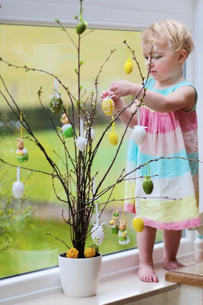 Bambina decorazione casa per Pasqua — Foto Stock